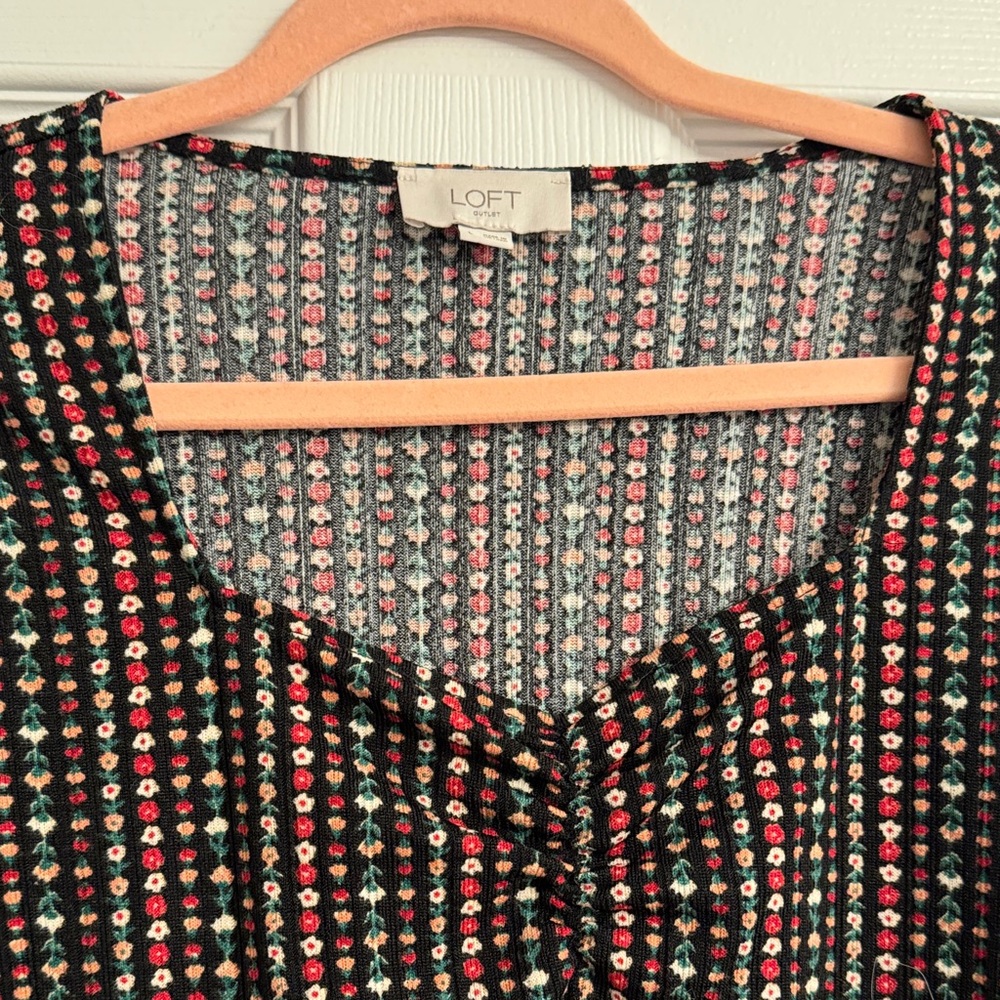 LOFT Floral Patterned Top - Picture 3 of 4